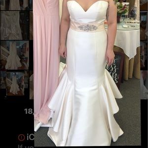Wedding dress size 14 NEVER WORN!! Bought at Modern Bride in Huntsville.